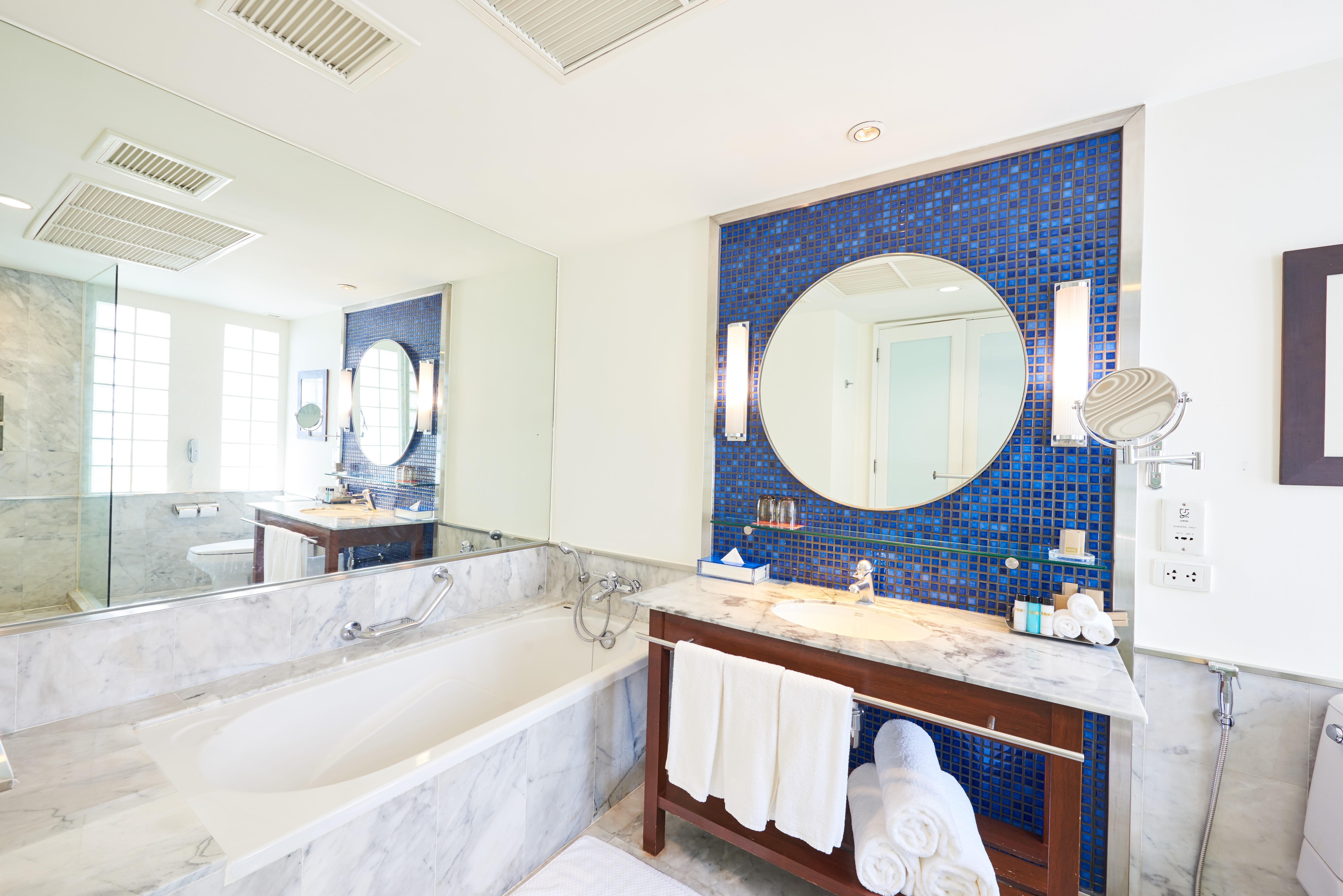 Triple Two Silom Hotell Bangkok Eksteriør bilde